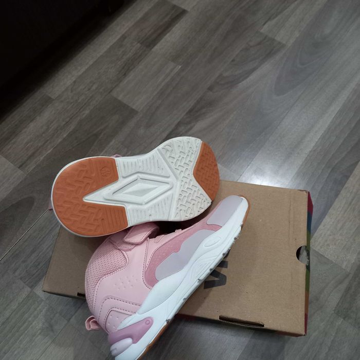 Детски  спортни обувки.