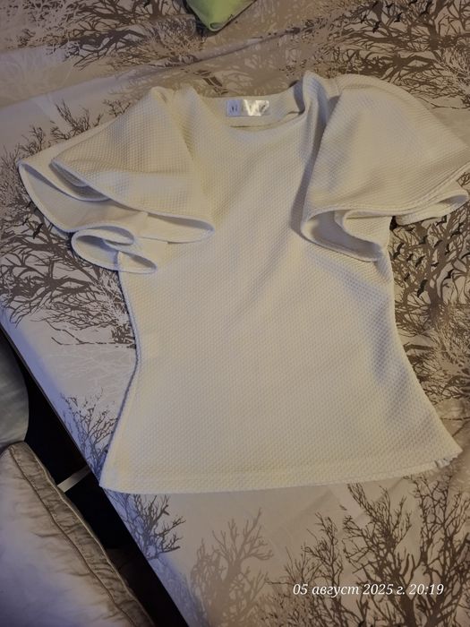 Бяла блузка със страничен цип