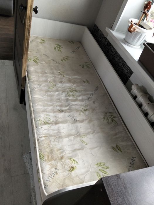 Продам стол и кровать подростковую