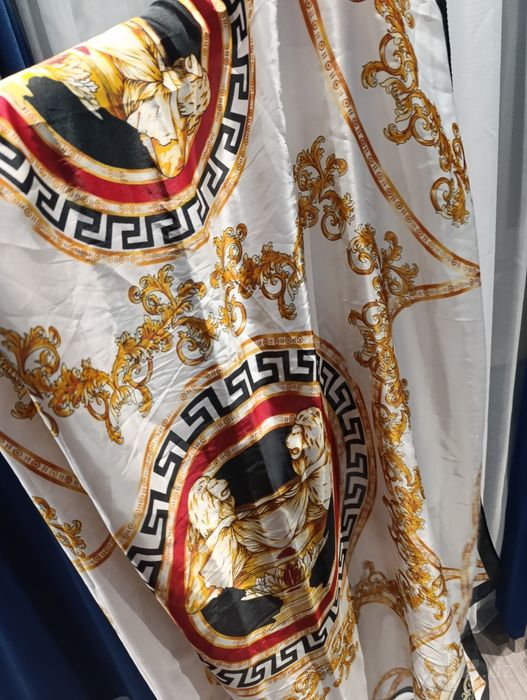 Роскошный  шелковый шарф ,платок Versace, барокко