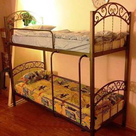 Кованая двухъярусная кровать.