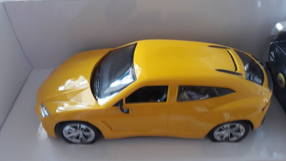 Кола с дистанционно управление и зарядни батерии