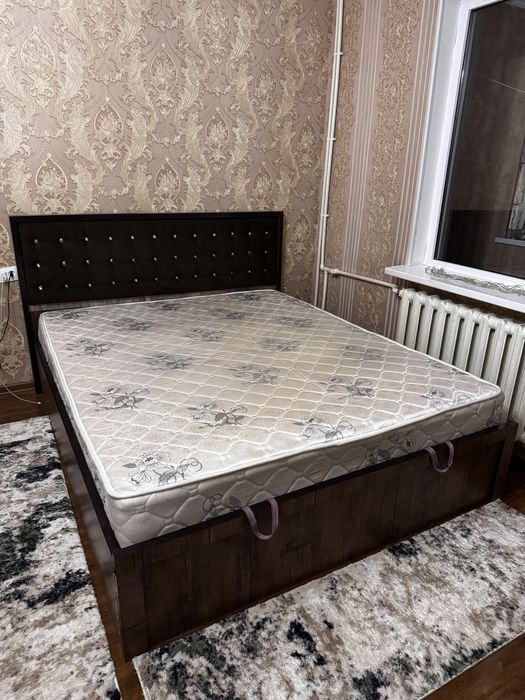 Продам кровать б/у с матрасом