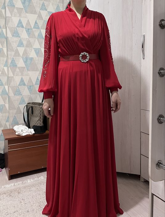 Красное платье надетое всего 1 раз