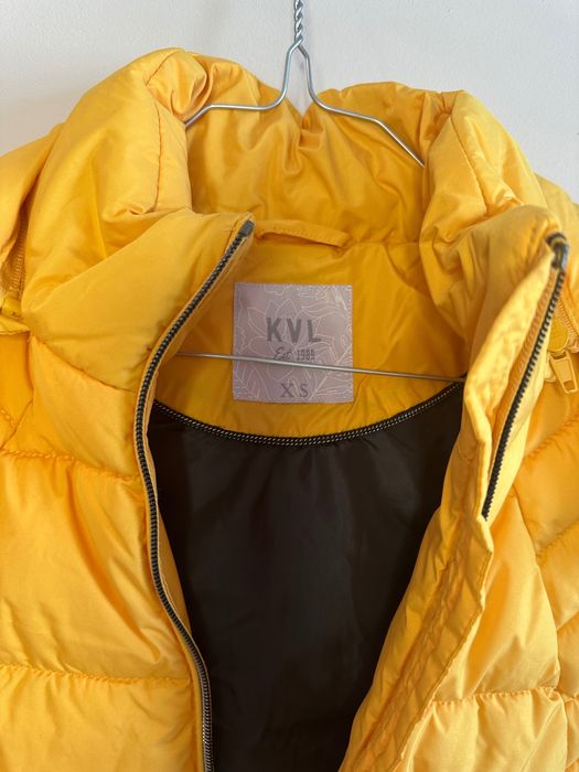 Дамска грейка без ръкави с качулка и джобове