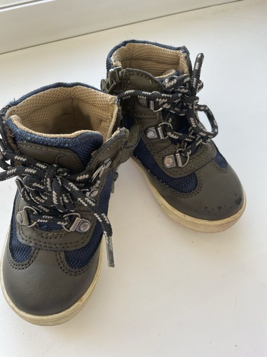 Обувь детская кожаная и текстиль.