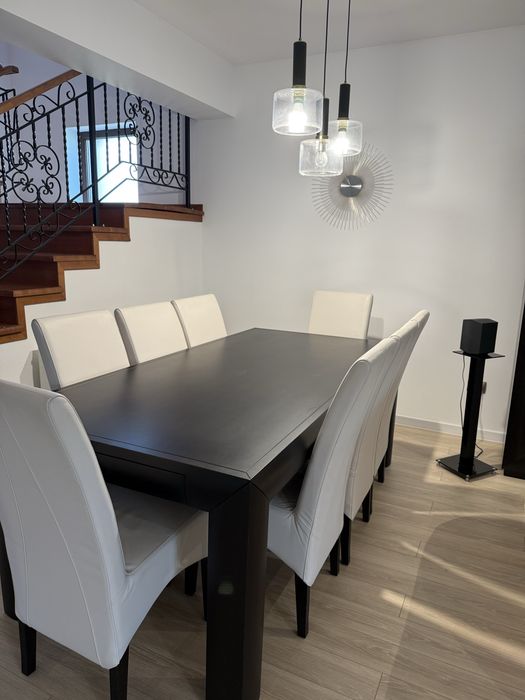 Vand ansamblu living compus din comodă tv,masă cafea , masă dining, vitrină bar, comodă seratare ,  8 scaune piele masa dining