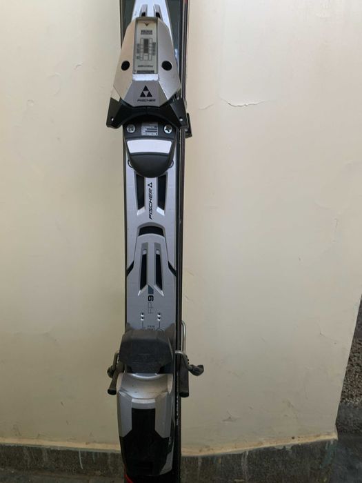 Екипировка за ски. Обувки, автомати, ски и щеки. По договаряне!