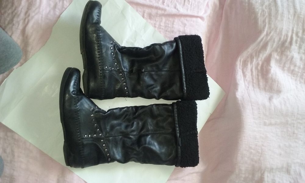 Продават се два броя ботуши