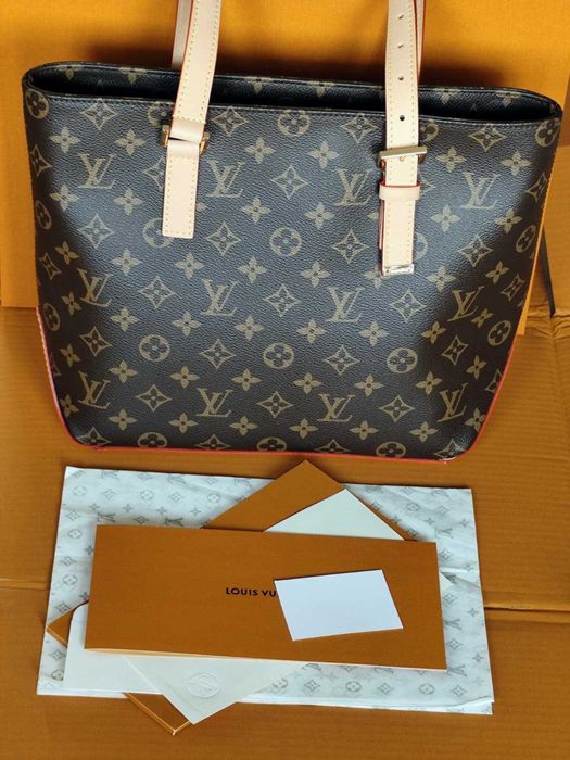 Louis Vuitton Дамска Чанта Практична и Шик с Асиметрични Дръжки