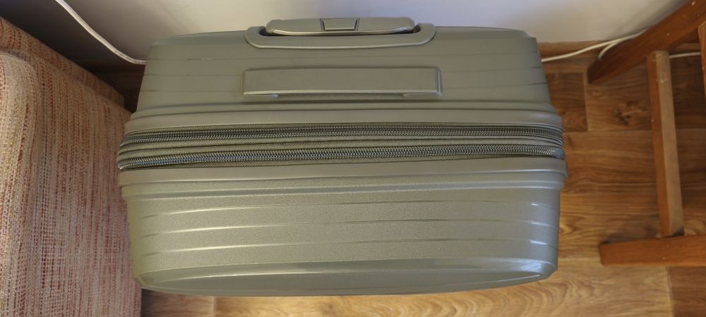 Чемодан М новый IT