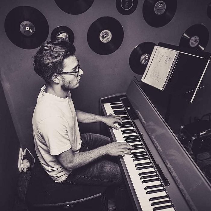 Predau lecții/cursuri de Pian, Vioară și teorie muzicală