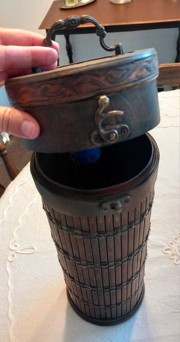 Кутия, стойка, бутилка - гарафа за вино - за подарък