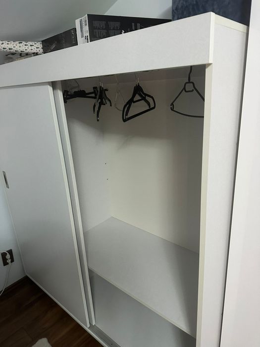 Vand dulap alb aproape nou.