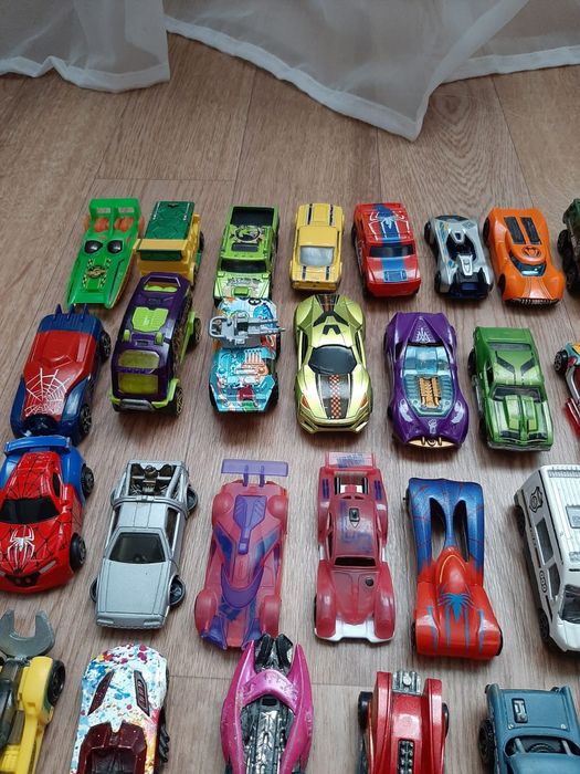 Продам машинки по 500 тг каждая.