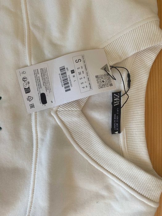 пуловер Zara в бял цвят и с надписи