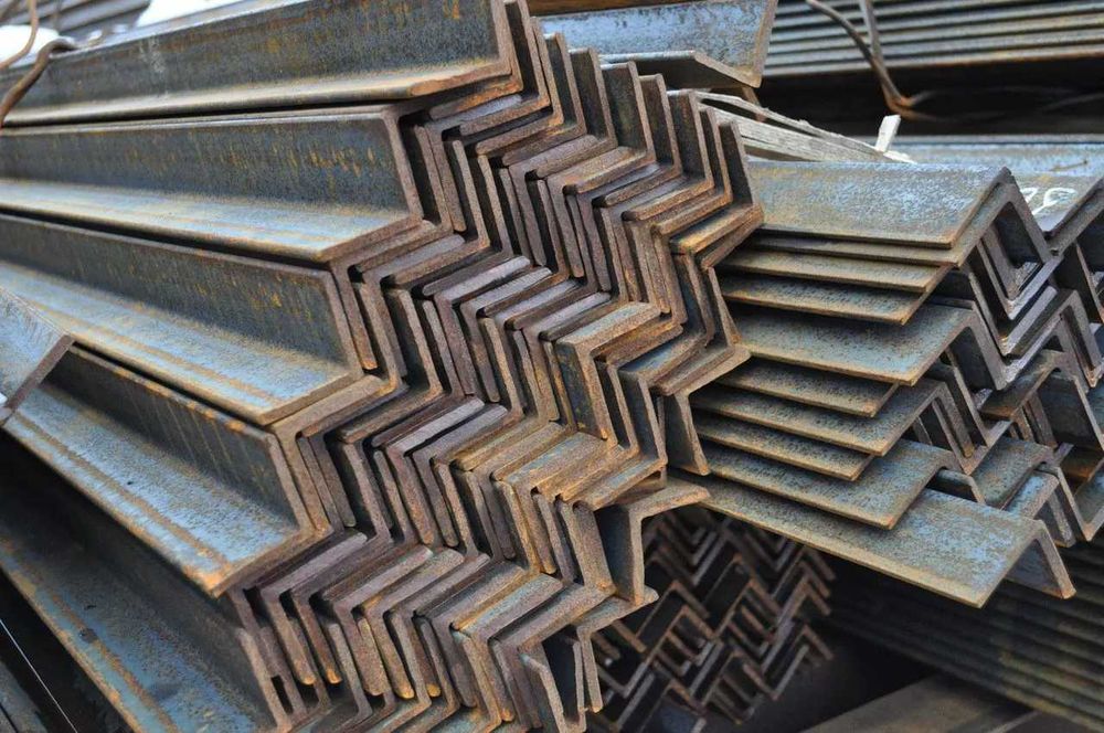 Уголок горячекатаный равнополочный