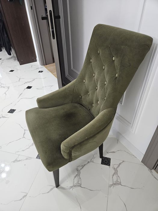 Продам стулья с металлическими ношками 2шт