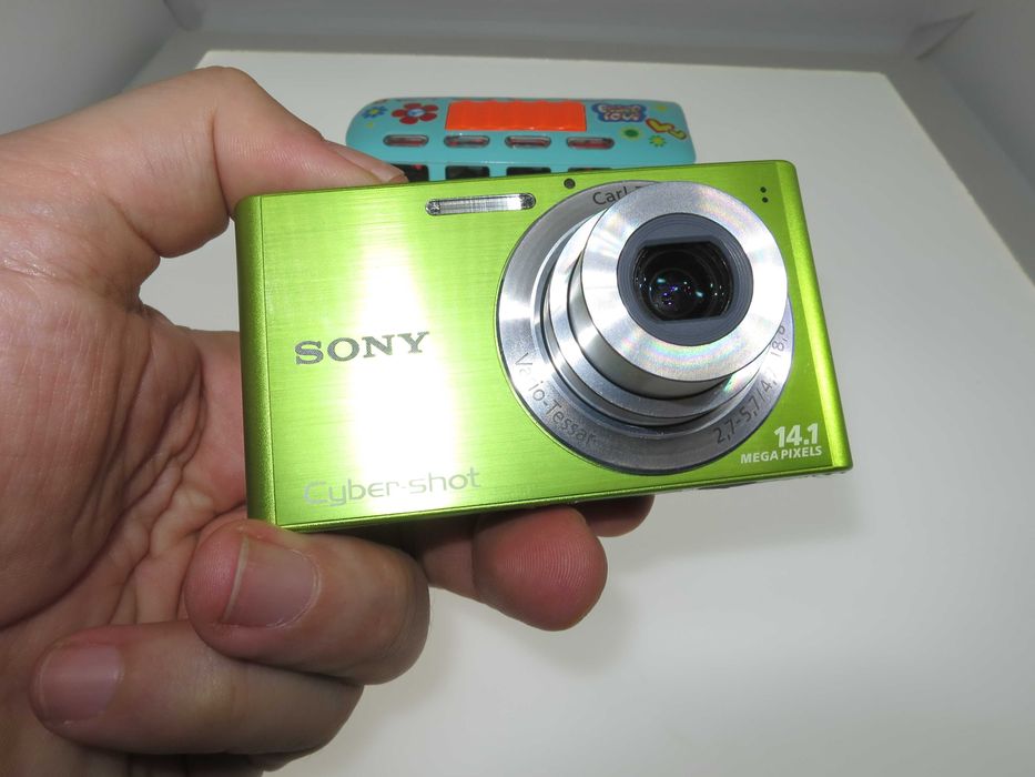 Sony Cyber-shot W320 зелен ултра компактен цифров фотоапарат камера отллично състояние като НОВ с оригинално зарядно, батерия, карта памет и кутия