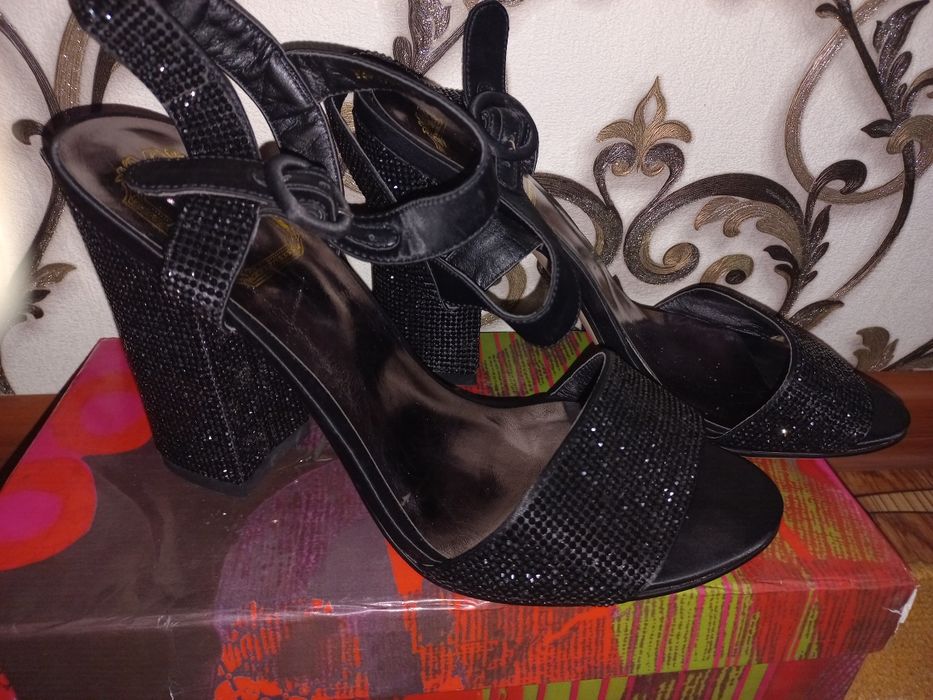 Туфли блестящие новые