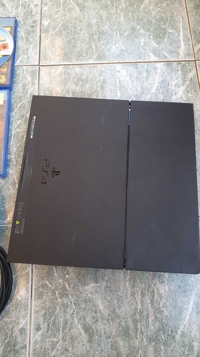 PS4 + 2 джойстика + 2 игри + кабели