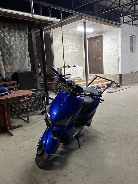 M8 Pro 165cc  | Қарап тұрған адамға сауда бар