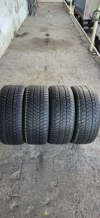 4 anvelope iarna Vredestein 275/40/22,dot 2020.Pretul este pe bucata.