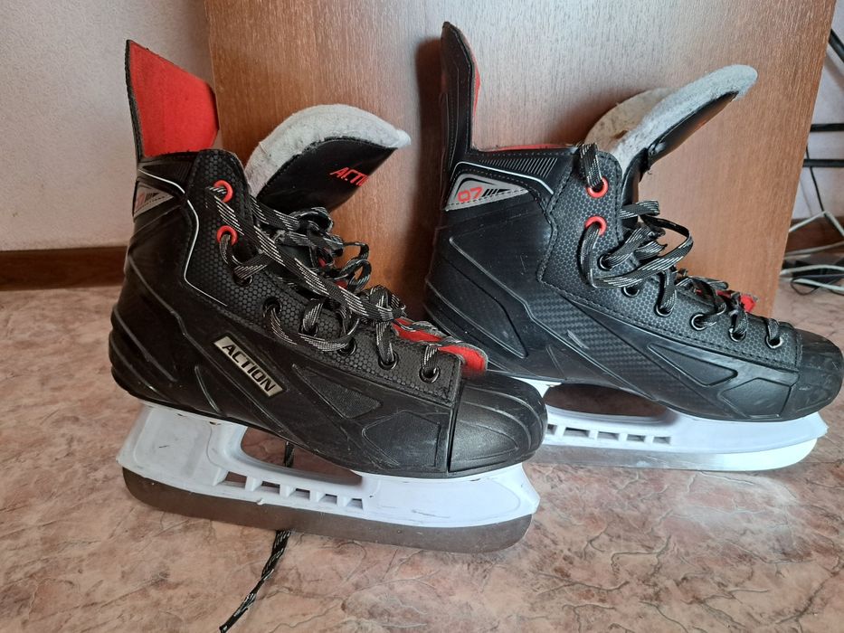 Продам шлем и коньки