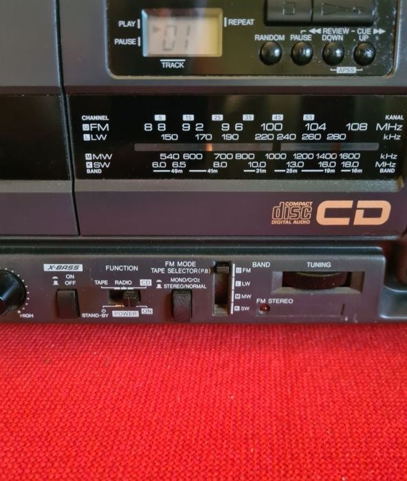 Radio-casetofon vintage Sharp.
