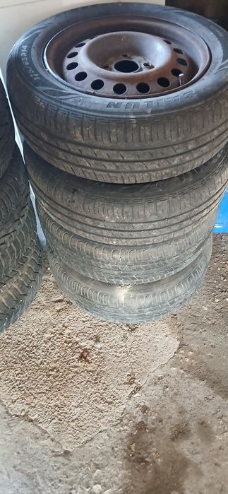 4 броя зимни и 4 броя летни гуми с джантите