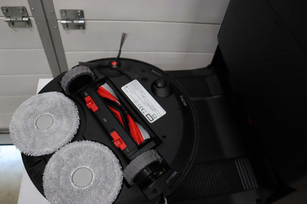 Прахосмукачка робот Bosch Spotless Max BCRDW3B с функция за избърсване, всмукателна мощност 11 000 Pa, моп, станция за мокро и сухо почистване