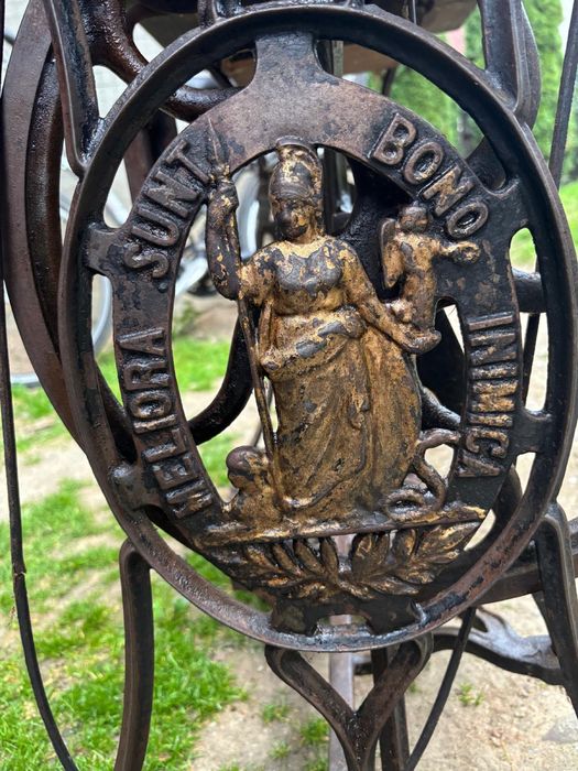 Vând o mașină de cusut Minerva originală