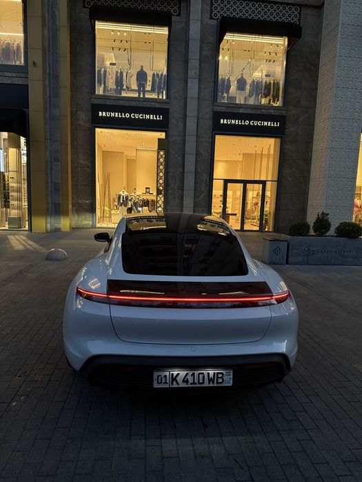Porsche Taycan 2021 год