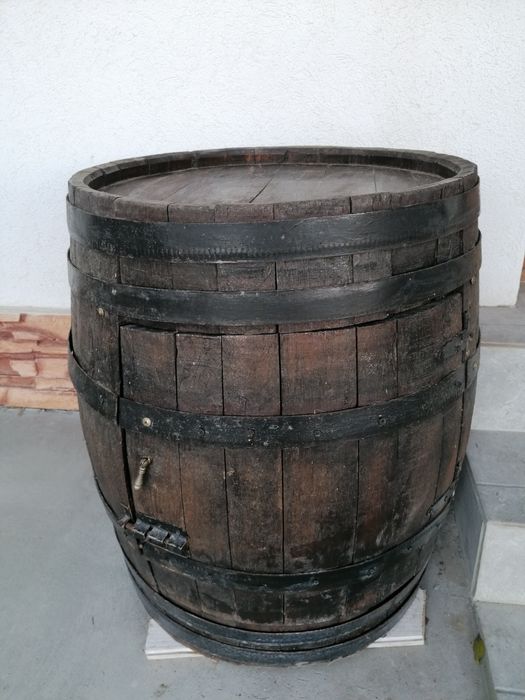 Старо буре направено като шкаф с вратичка.