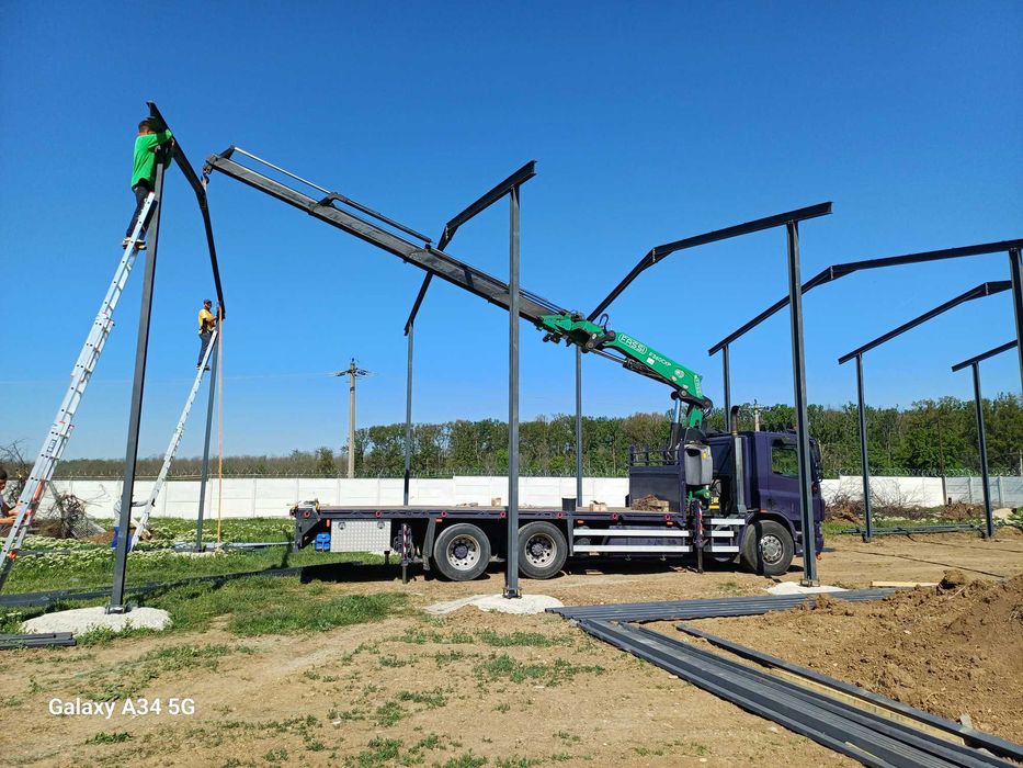 Transport camion cu macara
