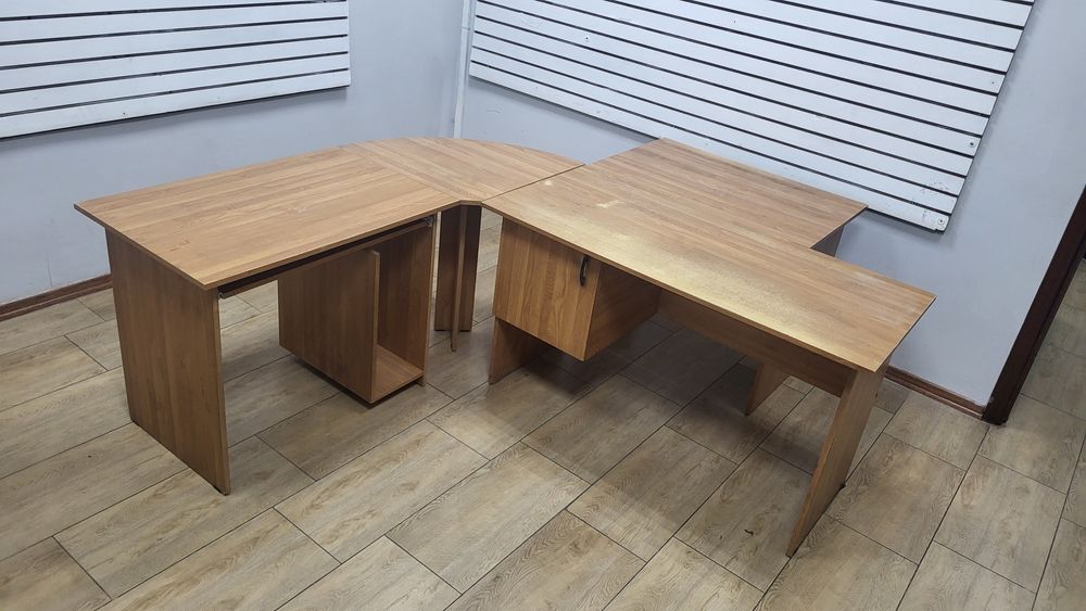 Продам стол офисный . БУ