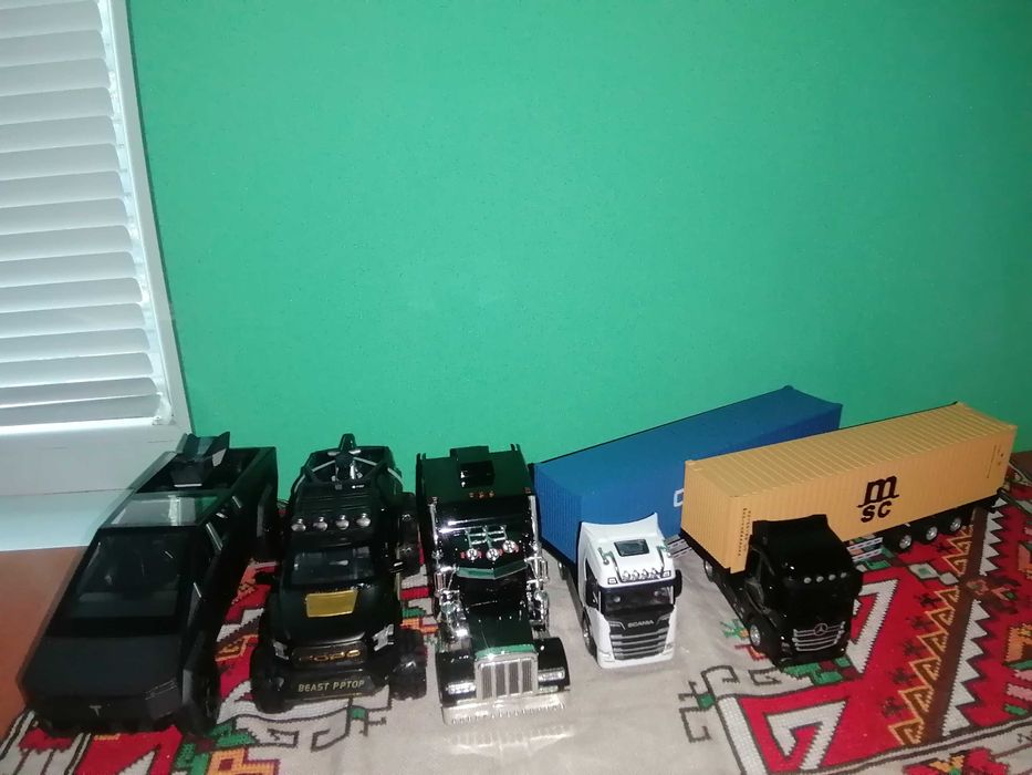 Метални колички с отварящи се врати,работещи фарове и звук от двигател