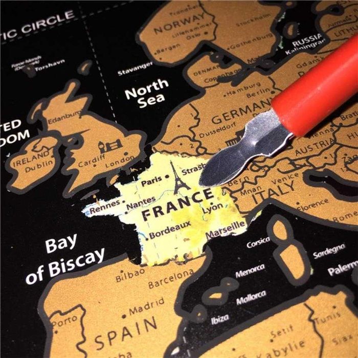 Harta lumii de razuit cu steaguri pentru pasionatii de calatorii 82x59