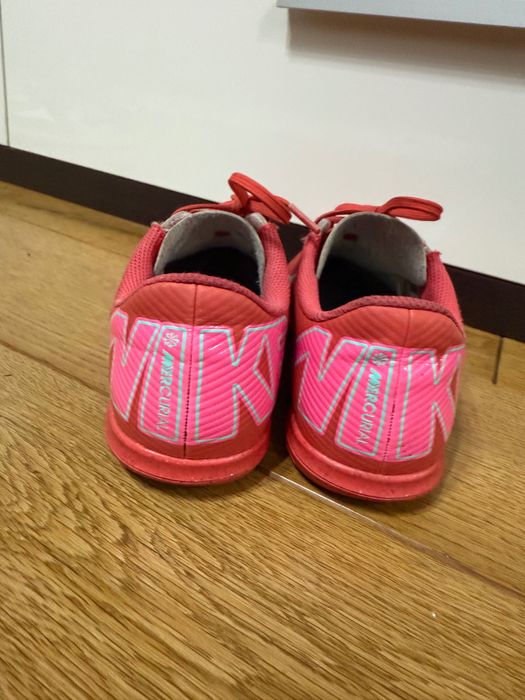 Футболни маратонки Найк за зала