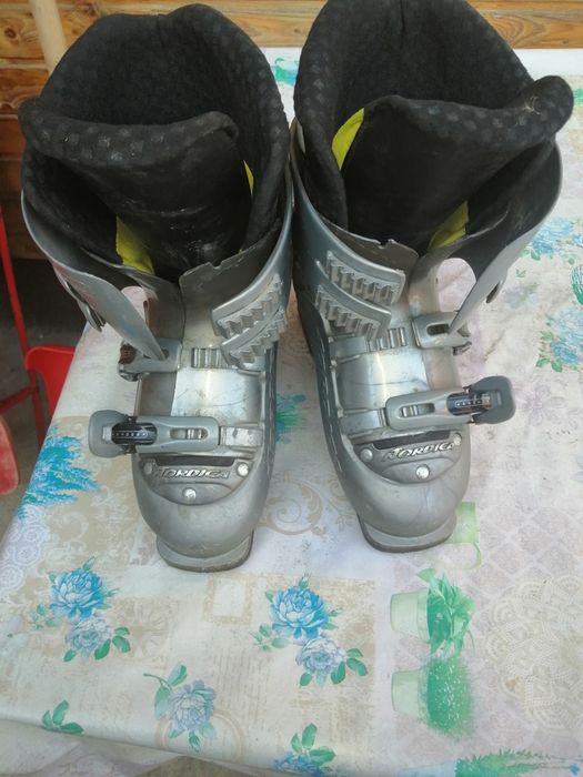 Skiuri+ clăpari+ bețe  300 lei