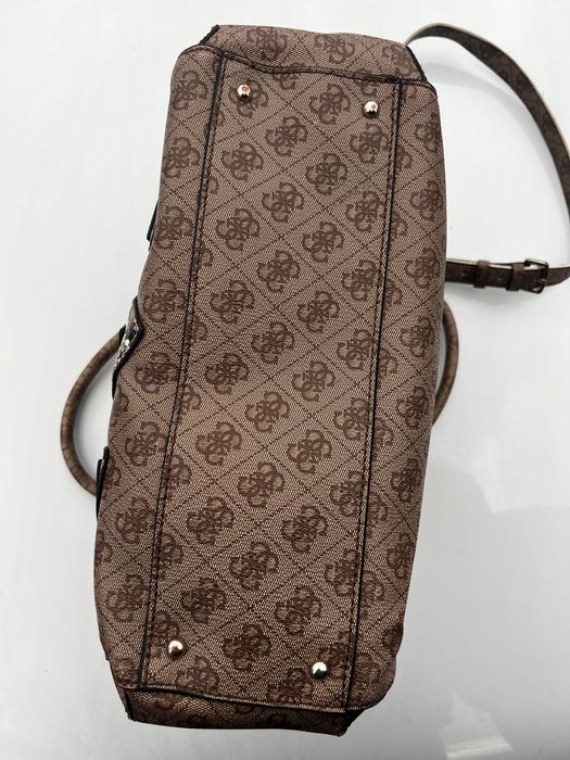 Дамска чанта Guess