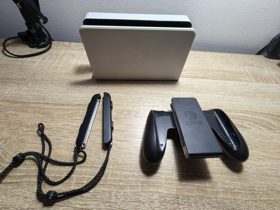 Nintendo switch oled white cu 4 jocuri și gentuțe +CADOU o gentuța cu