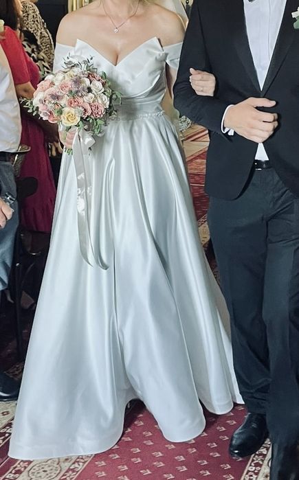 Vand rochie de mireasa model actual, voal cadou