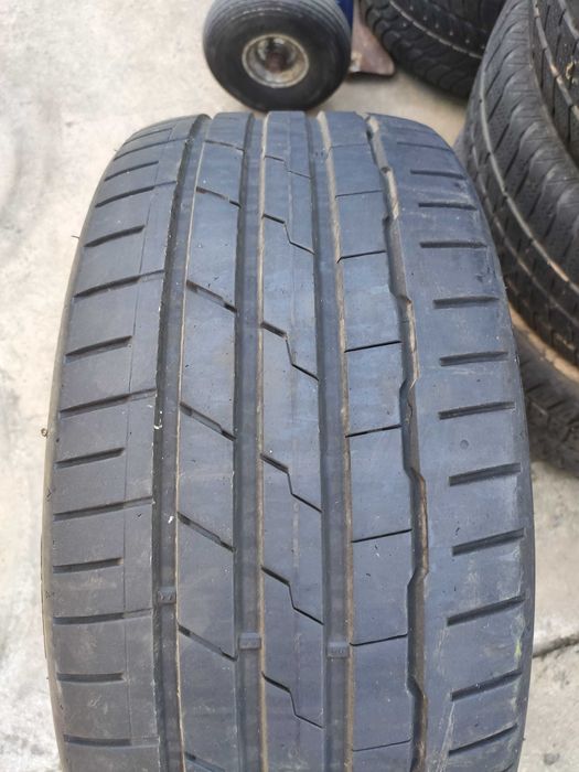 Единични гуми с размер 235 40 19