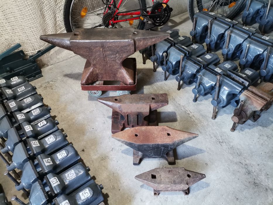 Малка средна голяма наковалня