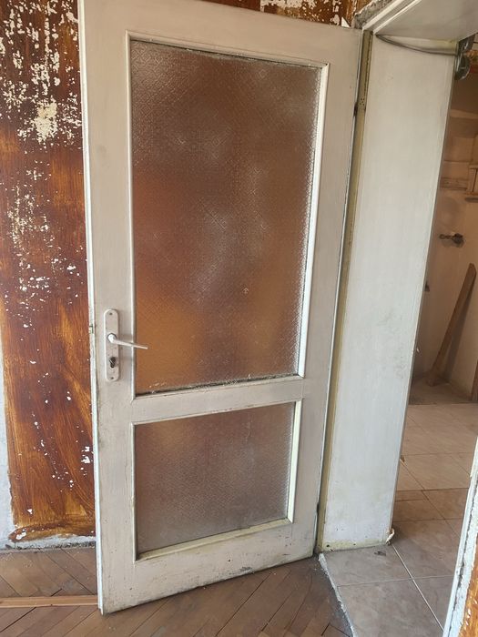 Продавам прозорци и врати