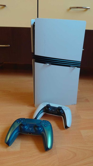PS5 Pro + 2 manete – stare impecabilă