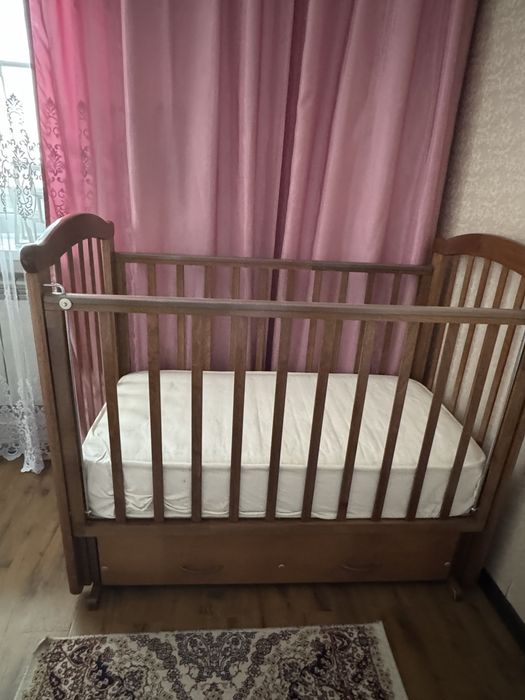Продам колыбельную кроватку