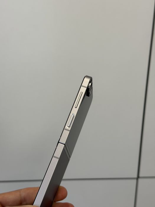 Продавам перфектен Samsung Z FLIP 6