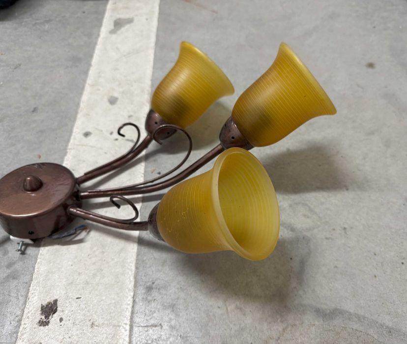 Осветително тяло - два броя.